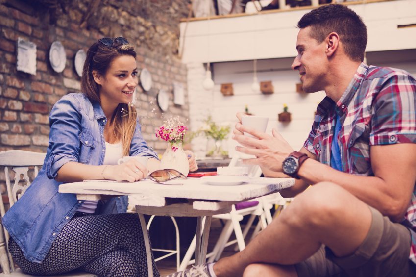 Rencontrer une femme dans un bar et savoir si on lui plait
