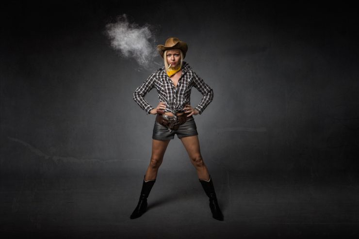 Femme mure sexy habillée en cowboy